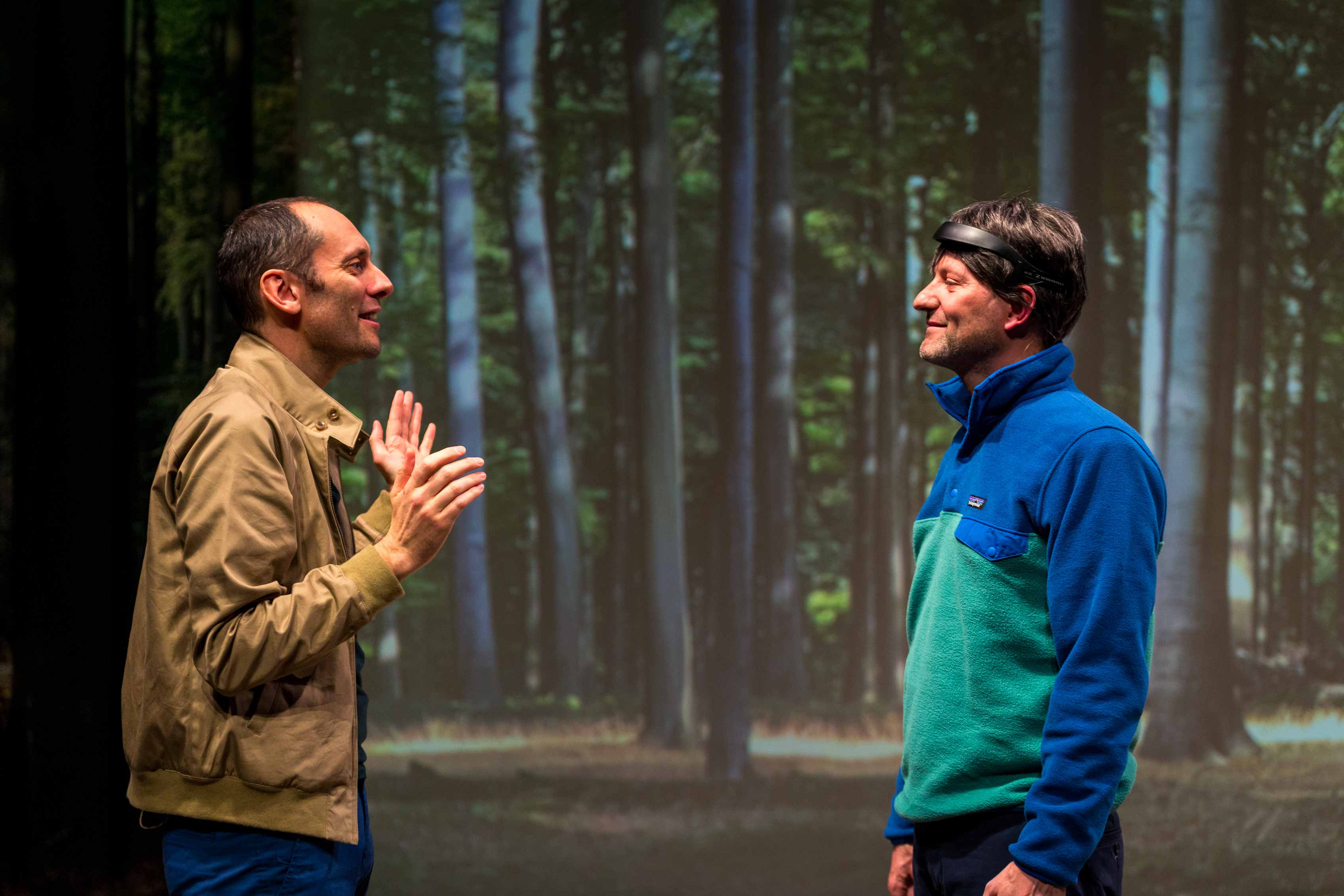 Taylor (Antoine Defoort) et Michel (Alexandre Le Nours) dans la forêt