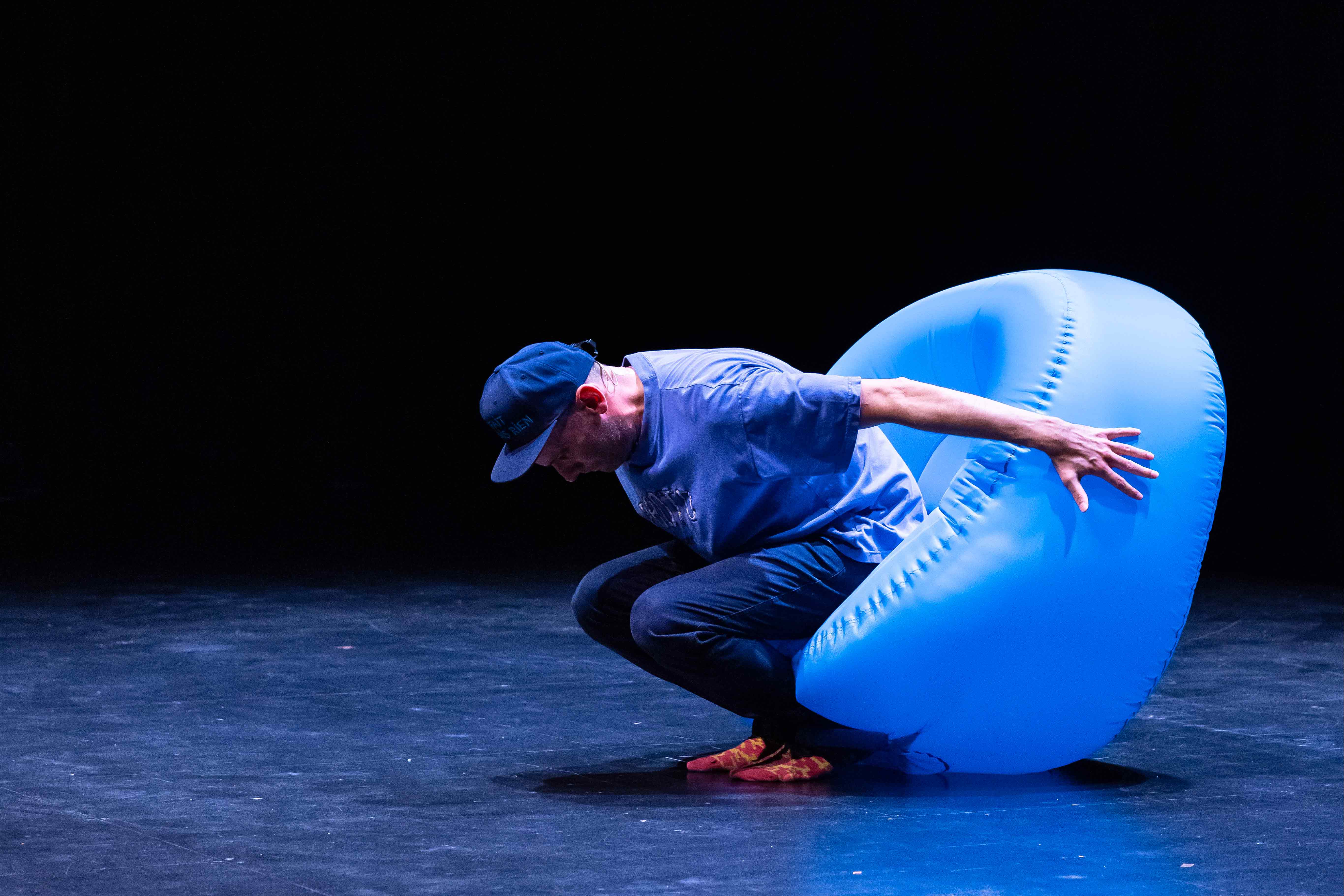 Antoine Defoort tente de s'asseoir gracieusement sur un pouf gonflable. Manifestement, c'est raté.