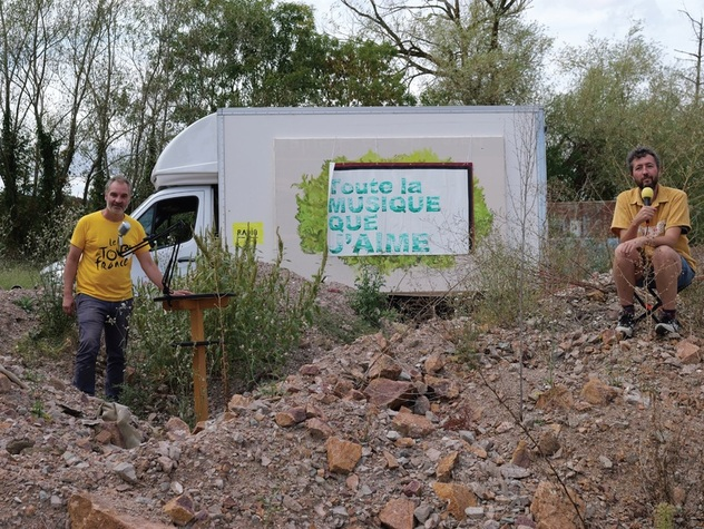 Performance radio in situ pour 4 interprètes en direct et en public retransmis.e.s dans les lieux publics et commerces complices.