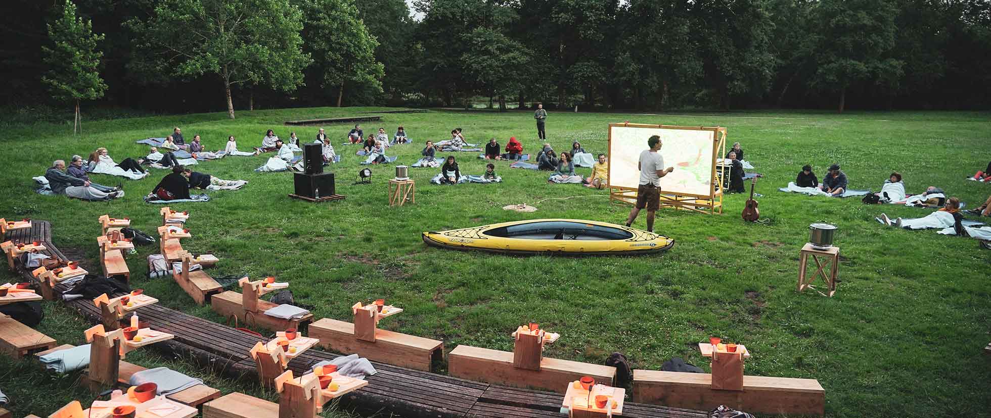 La version outdoor de Ami.e.s il faut faire une pause, très bucolique, dans un parc